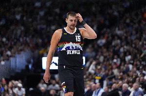 差点“四双”！约基奇18中10砍28+11+12+9失误+6犯离场提前下班